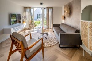 a living room with a couch and a table at Buiten aan zee by Droomvilla in Sint Maarten