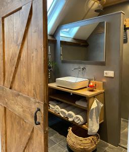 Koupelna v ubytování B&B droom in de polder -DE SALON- luxe appartement met prive-sauna