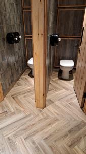 La salle de bains est pourvue de 2 toilettes et de parquet. dans l'établissement Holiday caravan Trough of Bowland, à Settle