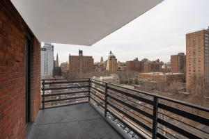balkon z widokiem na miasto w obiekcie Luxury 3 Beds By Central Park w Nowym Jorku