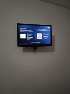 a flat screen tv hanging on a wall at Mavipagi in Verona