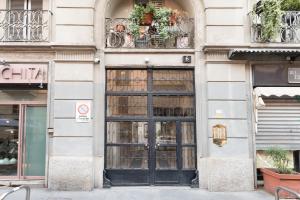 ミラノにあるCasa da Suite Arcoの植物窓と黒い扉