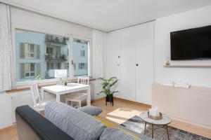 a living room with a couch and a table at City Studio in Interlaken mit Parkplatz in Interlaken