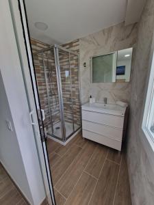 ein Bad mit einer Dusche, einem Waschbecken und einem Spiegel in der Unterkunft Alojamiento Agaete Pueblo Nº7 in Agaete