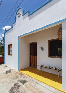 een wit huis met een blauw dak bij Casa Sibite - Ilha do Ferro in Pão de Açúcar
