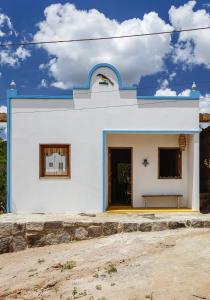 een wit gebouw met een blauwe rand bij Casa Sibite - Ilha do Ferro in Pão de Açúcar