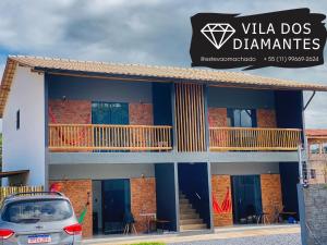a building with a car parked in front of it at Vila Dos Diamantes - Lencois Bahia in Lençóis +2 photos