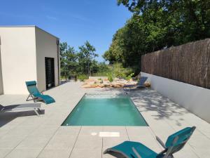 Bazén v ubytovaní Villa Albera Laroque Gites Location Vacances alebo v jeho blízkosti
