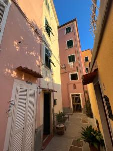 an alley with two buildings next to each other at Chez Fernando front beach in Lerici