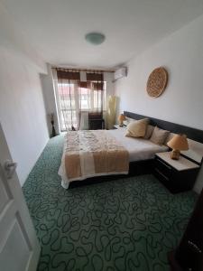 Ένα ή περισσότερα κρεβάτια σε δωμάτιο στο Confort City 2BR Apartment 80sqm