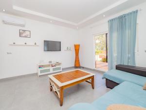 Televízia a/alebo spoločenská miestnosť v ubytovaní Cubo's Finca Armonia