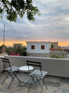- deux chaises et une table sur le toit dans l'établissement Èlia Luxury Rooms, à Areópoli