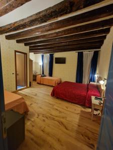 Ένα ή περισσότερα κρεβάτια σε δωμάτιο στο Hotel Tintoretto