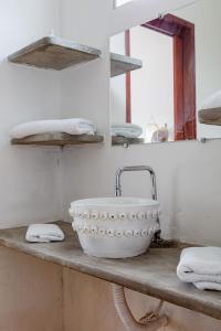 a white sink on a counter in a bathroom at Casa Sibite - Ilha do Ferro in Pão de Açúcar