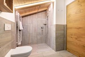 Un baño de Platiederhof Apt Lajen
