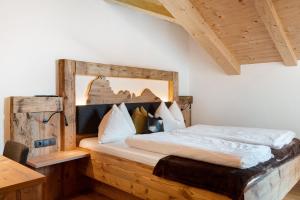 Una cama o camas en una habitación de Platiederhof Apt Lajen