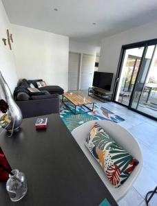 Fotografia z galérie ubytovania Superbe villa avec piscine privative chauffée v destinácii Lecci + 7 fotografií