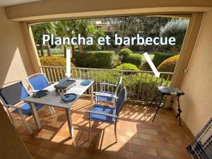 eine Terrasse mit einem Tisch und Stühlen auf dem Balkon in der Unterkunft Sanary Bandol Piscine Plage Calme in Sanary-sur-Mer