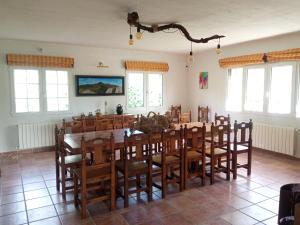 una sala da pranzo con un grande tavolo e sedie di El huerto de la Reina a Becerril de la Sierra