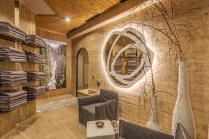 Pokój z krzesłem i wazą na ścianie w obiekcie Boutique House happYellow Saalbach, inkl JokerCard w Saalbach Hinterglemm