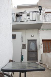 Μπαλκόνι ή βεράντα στο Lux Aprt in Picturesque Village