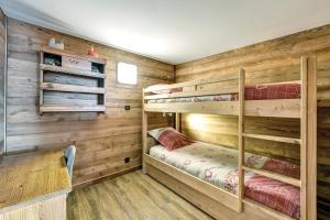 a bedroom with two bunk beds in a cabin at LA FERME de BELLINE Chalets ou Gîtes & SPA in Briançon