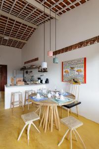a dining room with a table and chairs at Casa Sibite - Ilha do Ferro in Pão de Açúcar