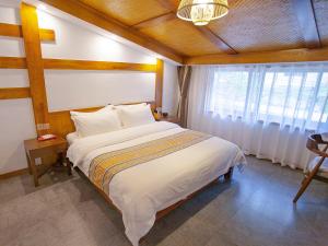 A bed or beds in a room at Mount View Cottage