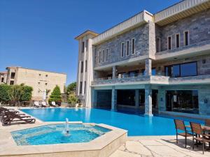 Bazén v ubytování Panacea Suites Hotel nebo v jeho okolí