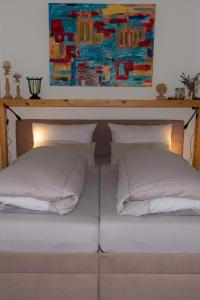 Un pat sau paturi într-o cameră la Ferienwohnung am Kurpark Ostrau