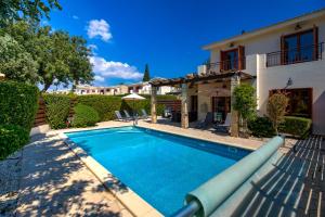 Бассейн в 3 bedroom Villa Athina with private pool and golf views, Aphrodite Hills Resort или поблизости