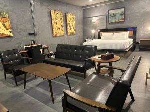 Ruang duduk di Premier Hostel Chiang Mai