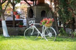 シキアにあるSikia Village Housesの白自転車(草の上に花かごあり)