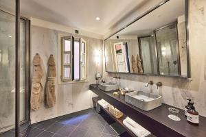 Koupelna v ubytování Puro Grand Hotel