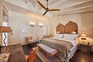 1 dormitorio con 1 cama grande y ventilador de techo en Puro Grand Hotel en Palma de Mallorca