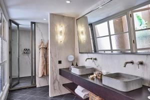 Koupelna v ubytování Puro Grand Hotel