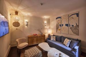 uma sala de estar com um sofá e uma mesa em Puro Grand Hotel em Palma de Maiorca