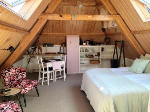 a room with a bed and a desk in a attic at De Buurvrouw Nr.18 in Doesburg