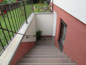 una escalera que conduce a un edificio con una planta en Ferienwohnung Benz-Boch, en Lahr