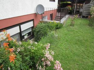 a garden with flowers next to a building at Ferienwohnung Benz-Boch in Lahr