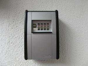 un teléfono celular está pegado a una pared en Ferienwohnung Benz-Boch, en Lahr