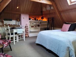 1 dormitorio con 1 cama y escritorio en una habitación en De Buurvrouw Nr.18, en Doesburg