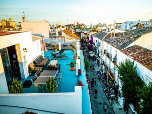 una vista aérea de una calle de la ciudad con edificios en Ancha Village, en Marbella