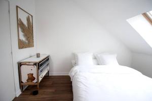 Schlafzimmer mit einem Bett und einem Tisch mit einem TV in der Unterkunft Le 7 des Tanneurs in Épernay