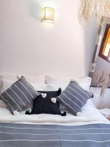 een bed met blauwe en witte kussens erop bij Enjoy Sunsets at this Lovely & Romantic Gest House in Marrakesh