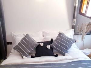 Een bed of bedden in een kamer bij Enjoy Sunsets at this Lovely & Romantic Gest House