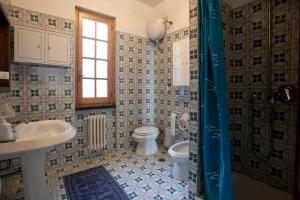 a bathroom with a toilet and a sink at 080 - La Villa storica Il Vigneto 45b, Terrazza sul Mare - Parcheggio privato GRATIS in Moneglia +35 photos
