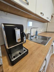 eine Kaffeemaschine auf der Theke in einer Küche in der Unterkunft Apartmány Centro in Piešťany