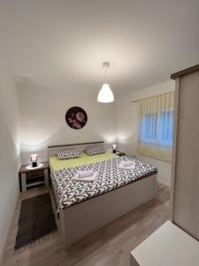 1 dormitorio con 1 cama en una habitación en Kuća za odmor Bebić, Kremena en Klek