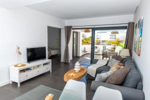 un soggiorno con divano e TV di Casilla de Costa a Villaverde